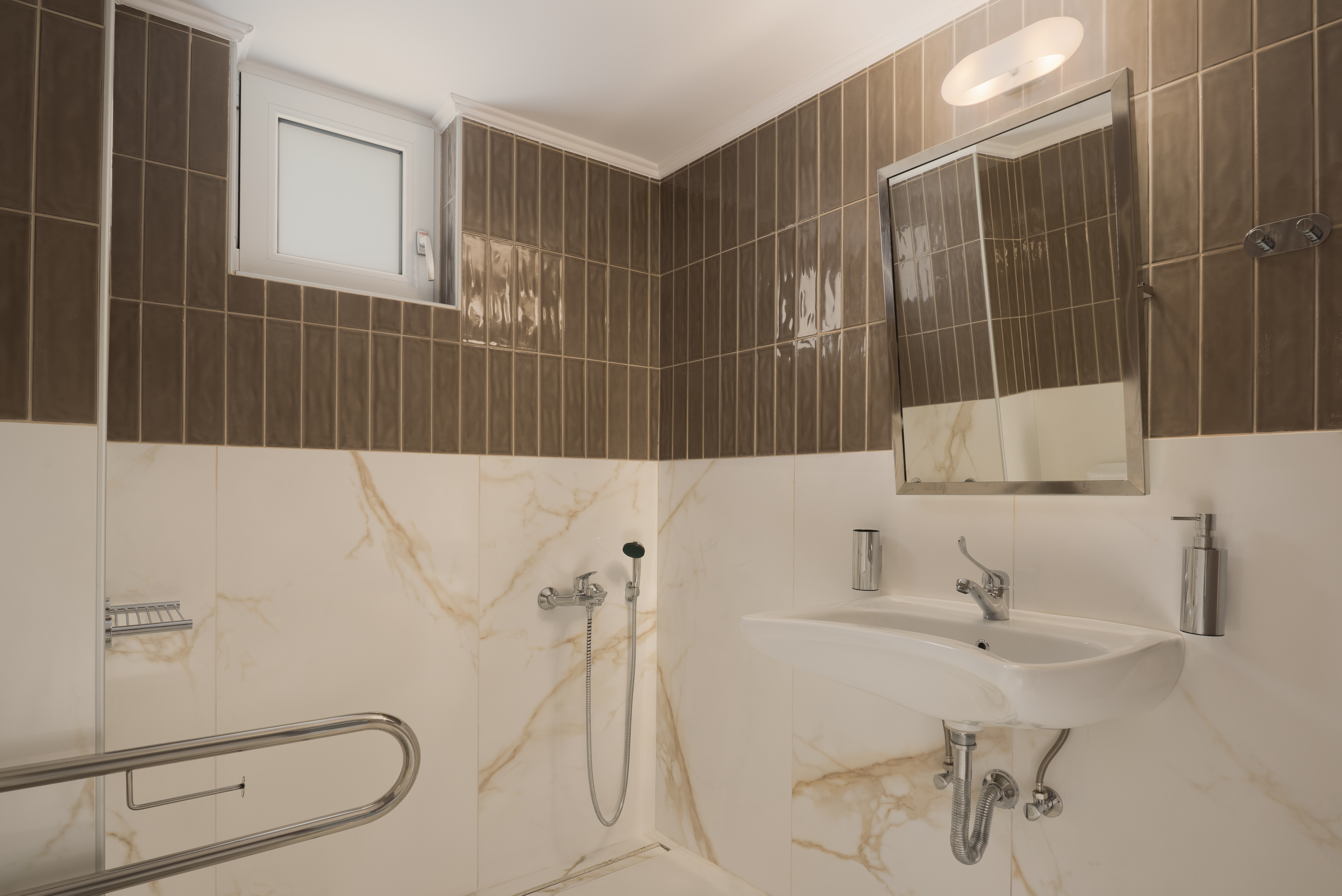 Discover the exquisite details of the shared bathroom.