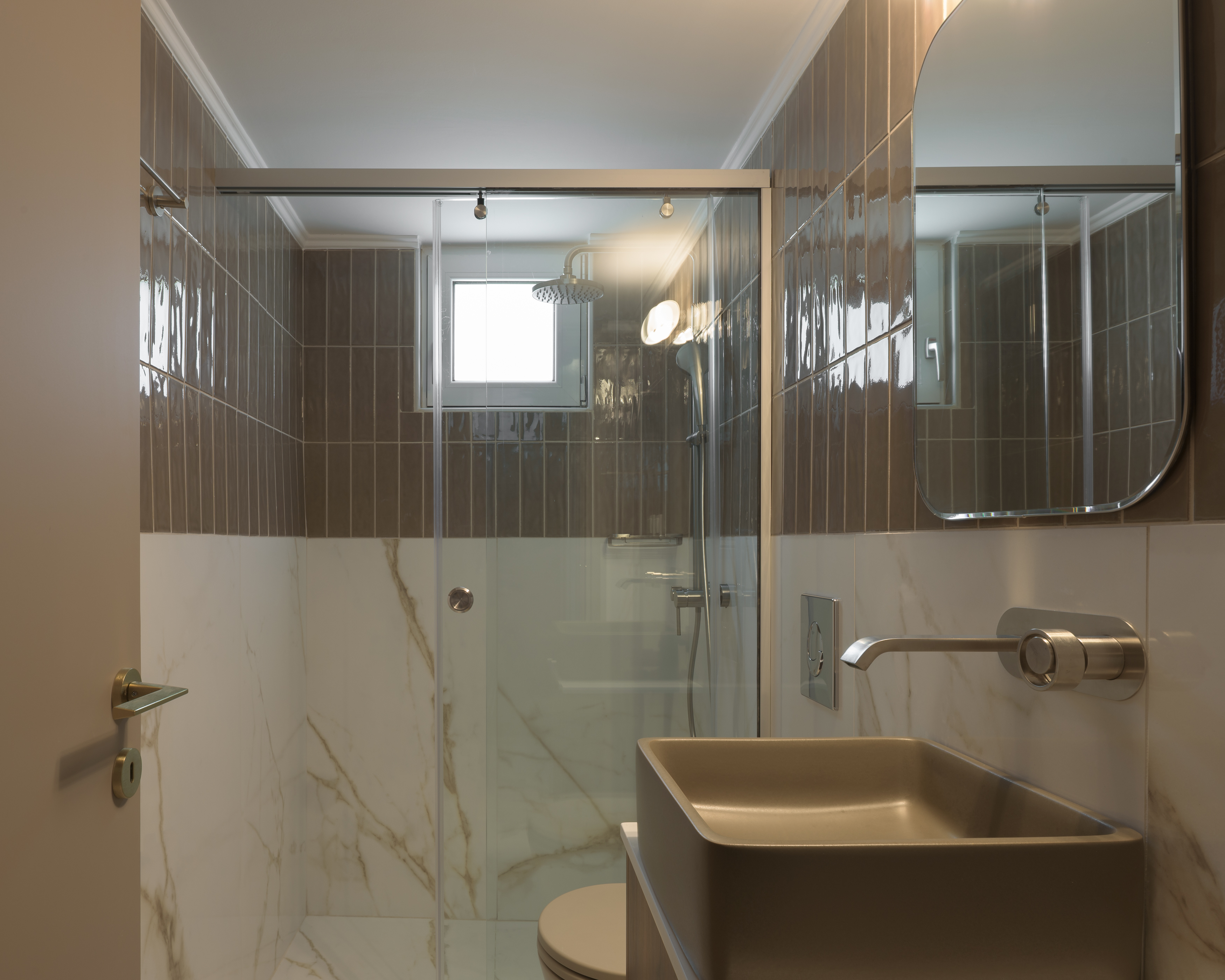 Discover the details of the ensuite bathroom.