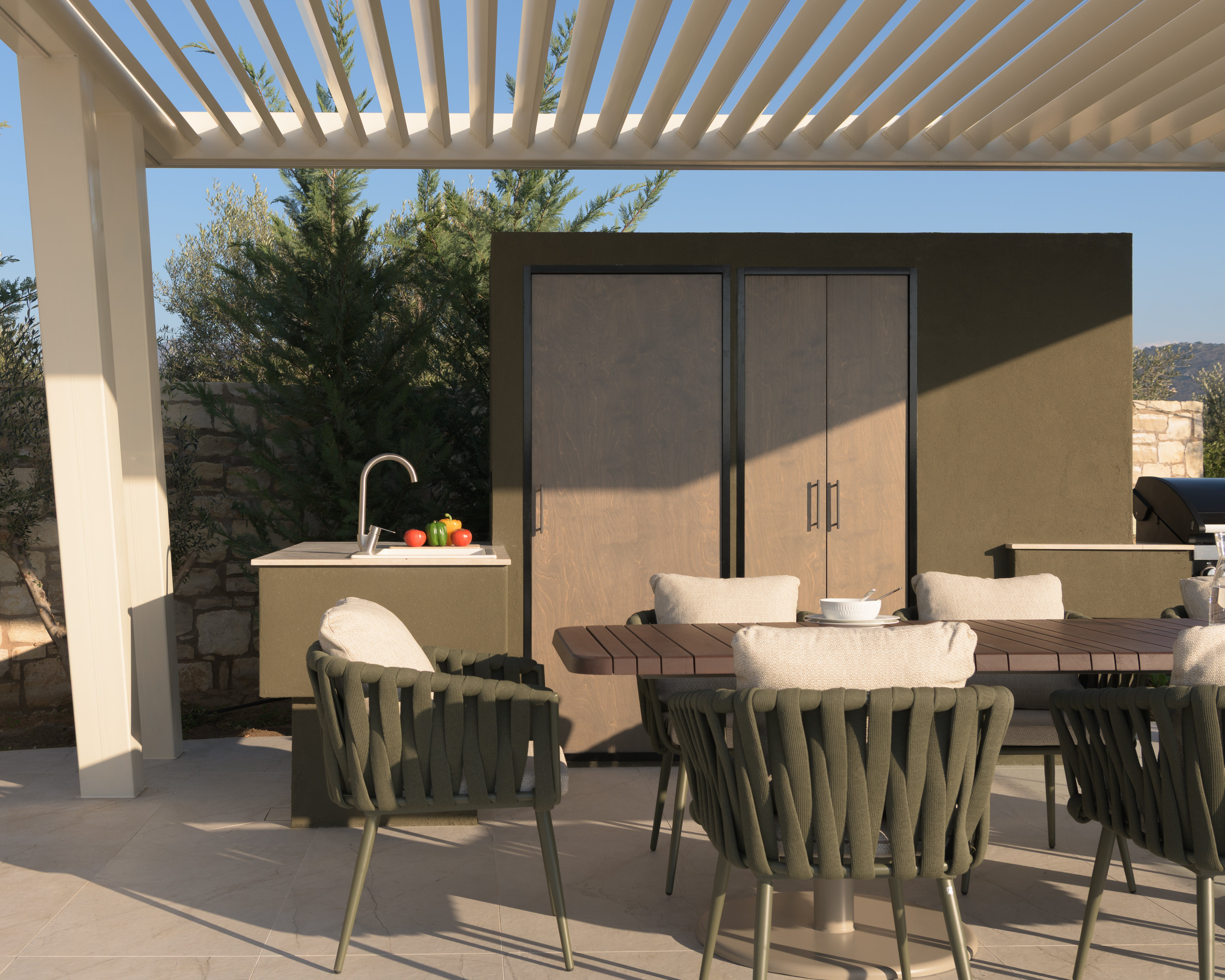A well-equipped outdoor kitchen awaits you.