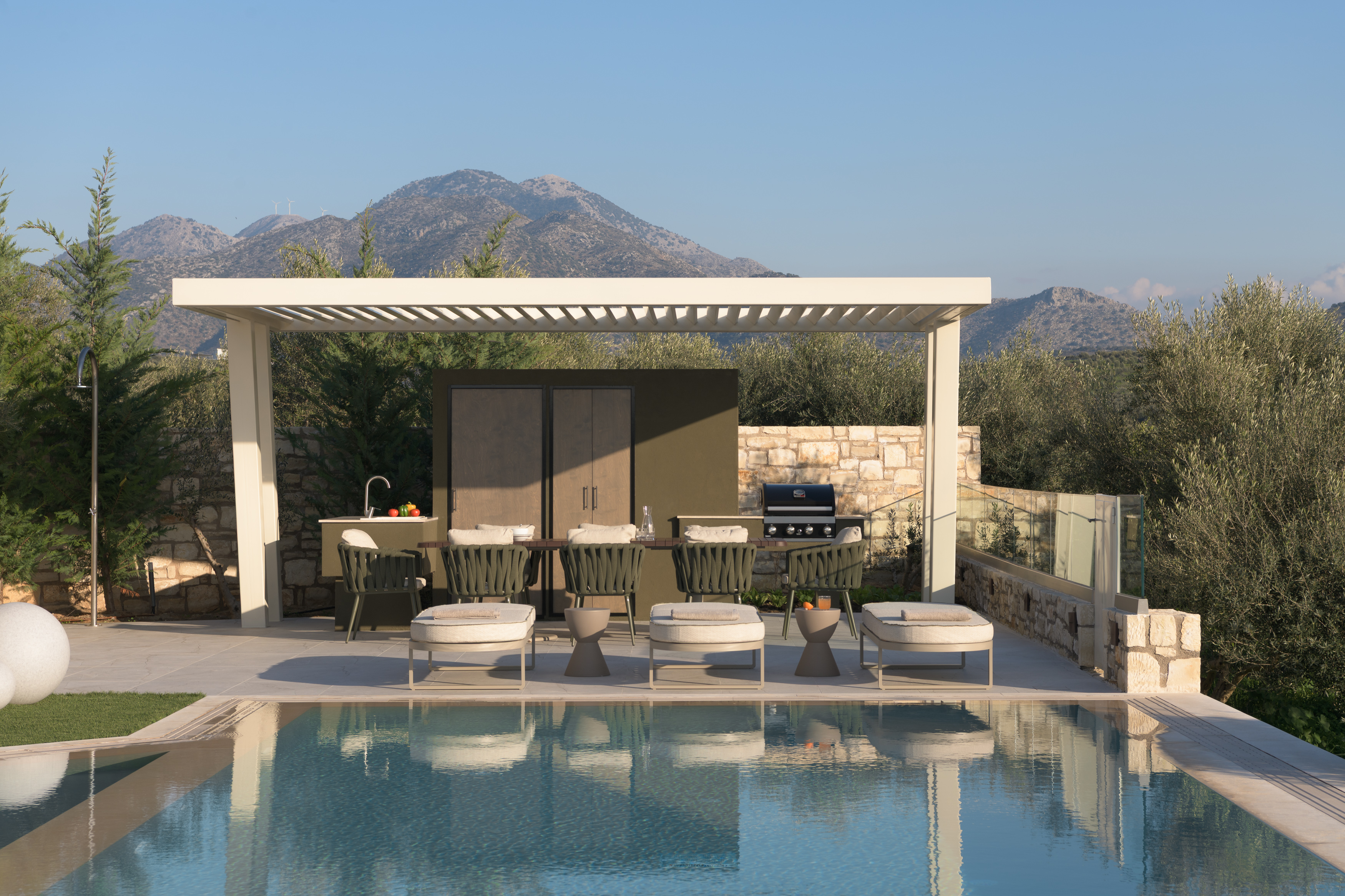 A well-equipped outdoor kitchen awaits you.