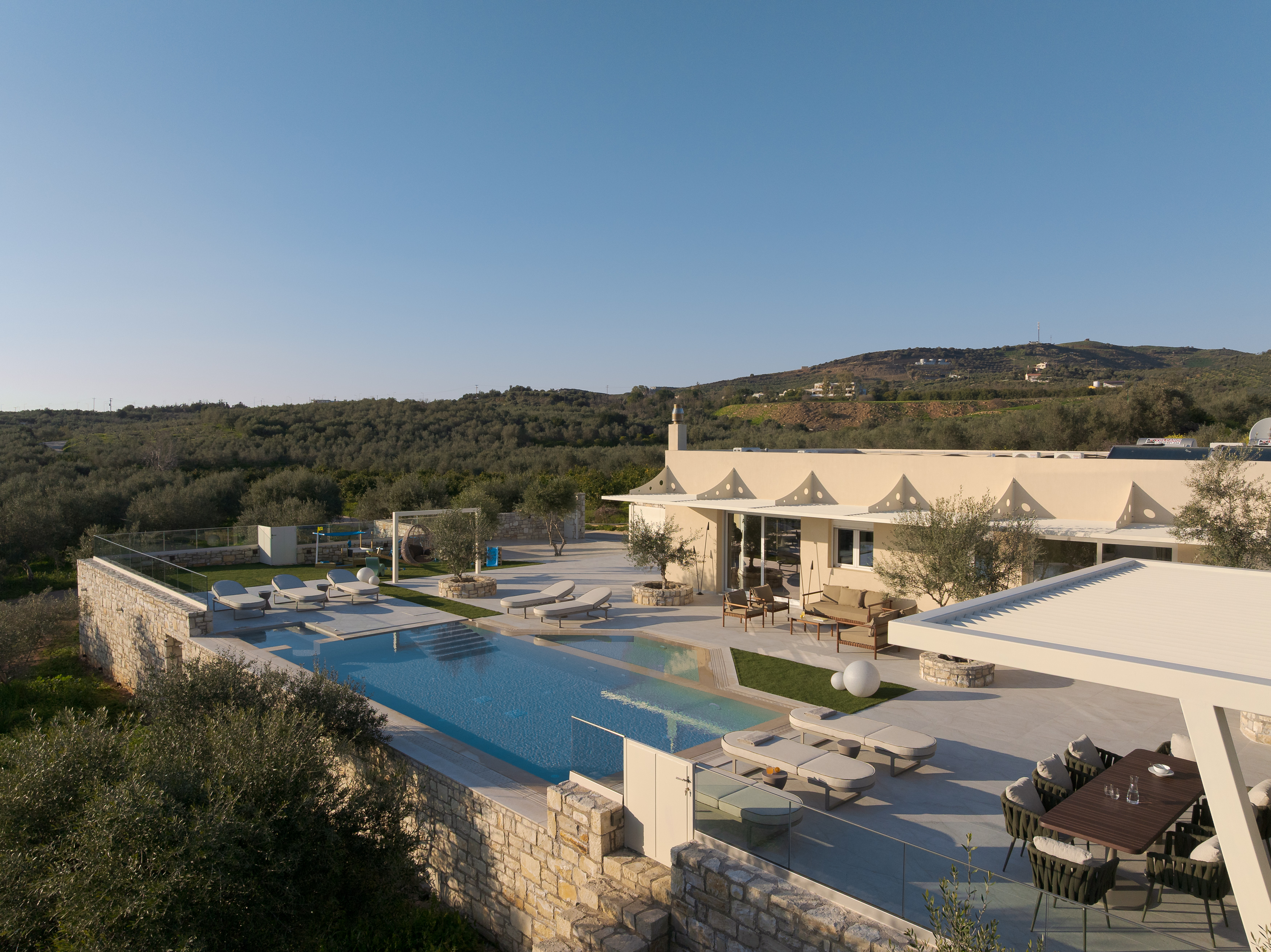 Nature and luxury are in perfect harmony on the unique pool terrace.