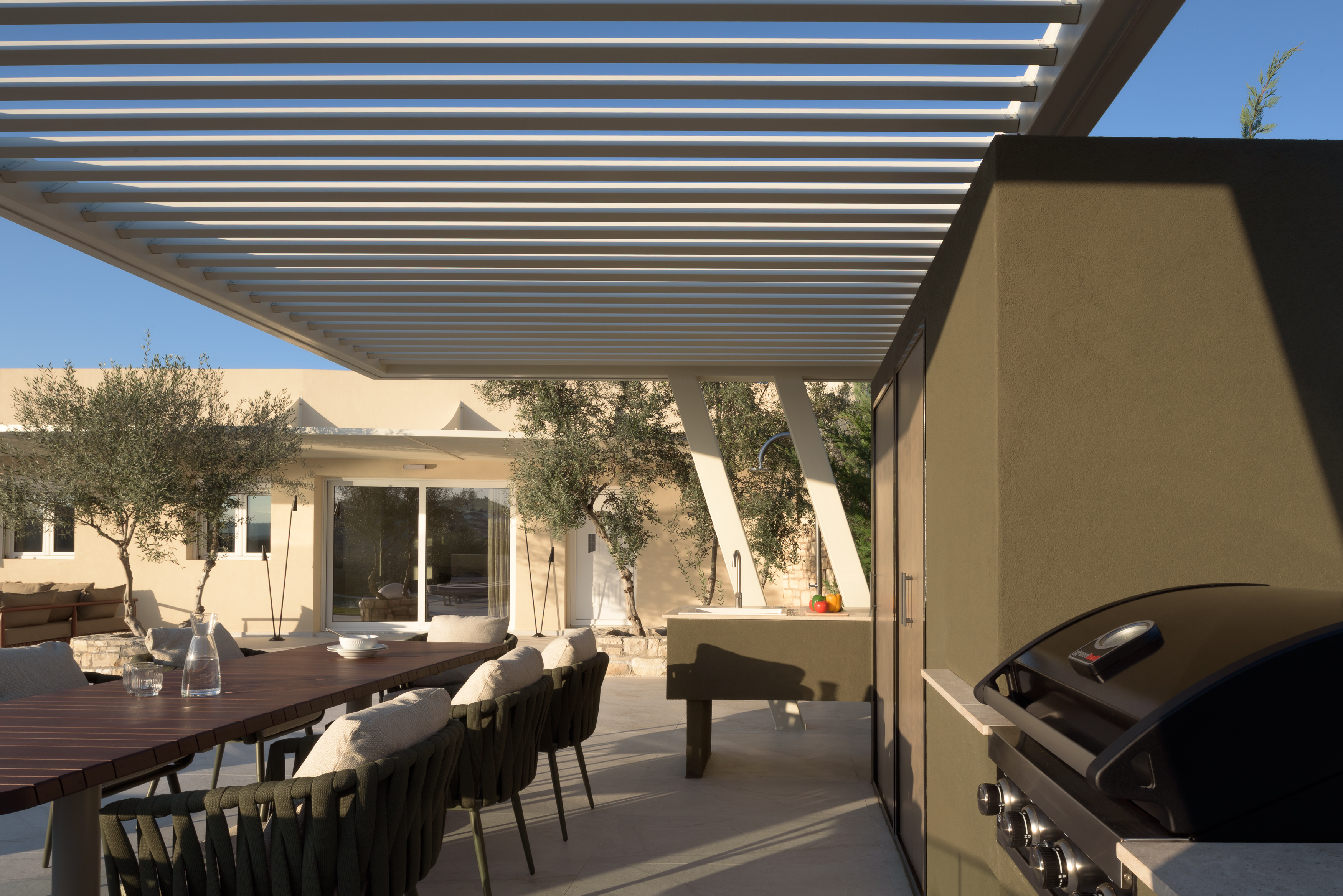 A well-equipped outdoor kitchen awaits you.